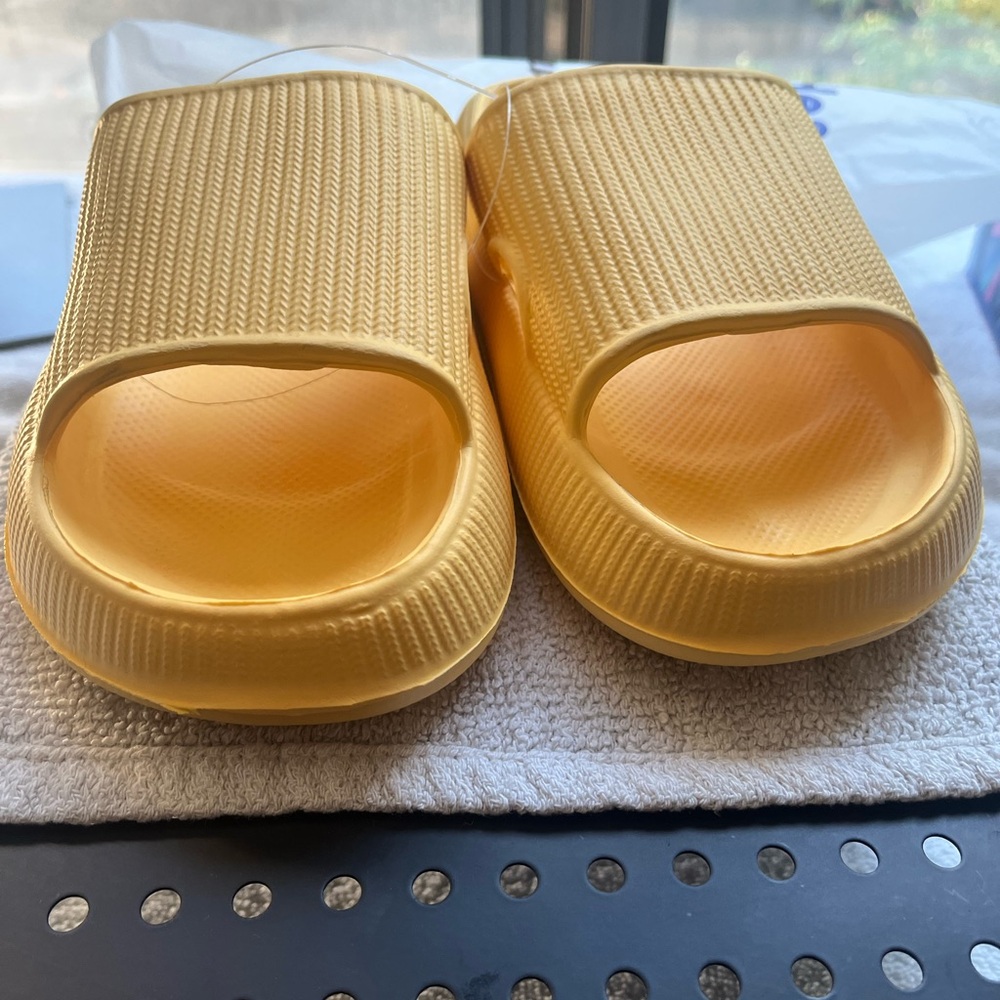 BRAND NEW! Yellow Women's Cloud Slides, Size 6